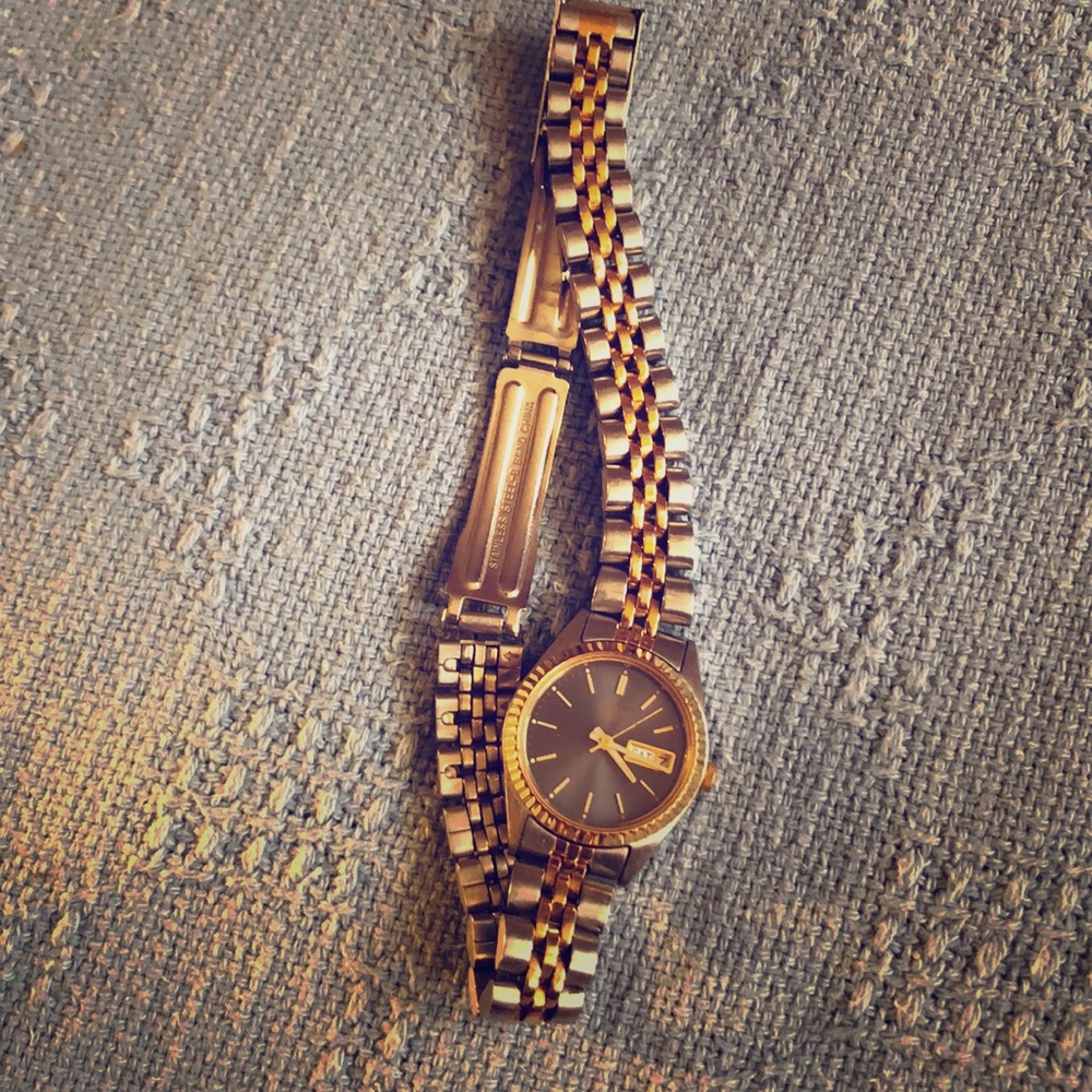 Pulsar day/date bracelet watch.